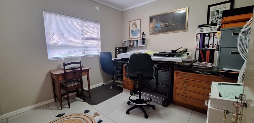 EXCEPTIONALLY NEAT 3-BEDROOM TOWNHOUSE IN A QUIET, SOUGHT-AFTER NEIGHBOURHOOD